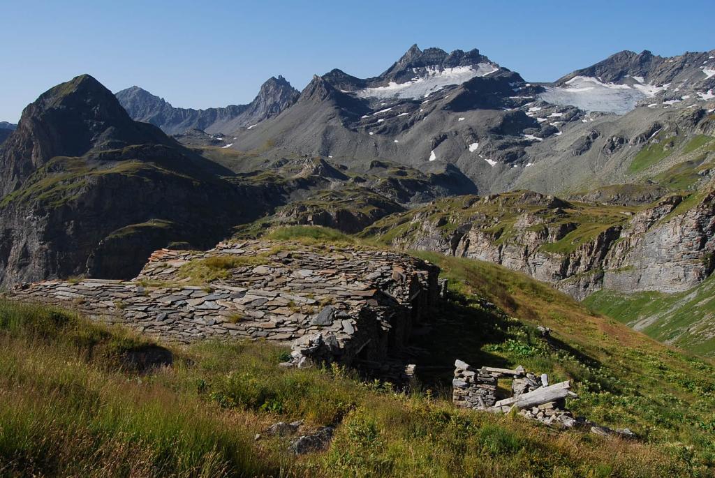 Dagli alpeggi di Crotti, Tormotta e tutta la cresta dal Lancebranlette al Miravidi