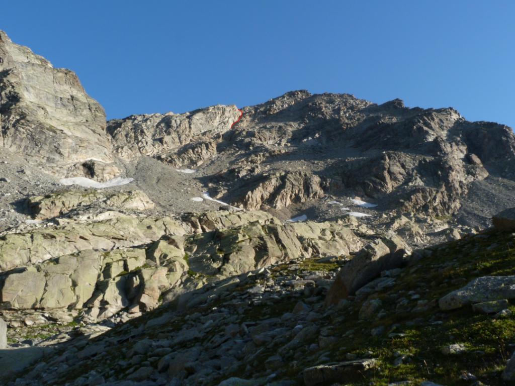 la conca detritica che porta alla Girard. In Rosso il passo della Calletta, a destra punta Girard