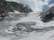L'elisoccorso stà recuperando lo sfortunato alpinista ed i soccorritori