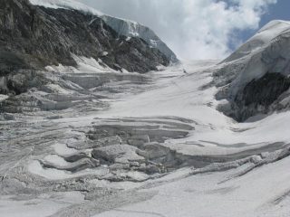 L'elisoccorso stà recuperando lo sfortunato alpinista ed i soccorritori