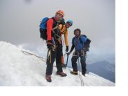I compagni d'avventura Miki luca,e Adriano sorridenti in vetta alla Walker..