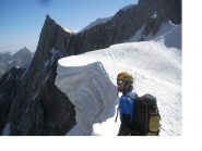Cornici incombenti ..guglie aguzze(il M.Mallet)..lungo il cammino di cresta.