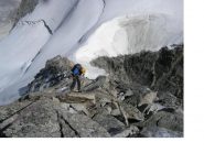 Si deve scendere in doppia per accedere al bivacco..