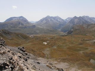 05 - le grandi praterie da attraversare prima della cresta di sfasciumi, notevoli i fenomeni carsici