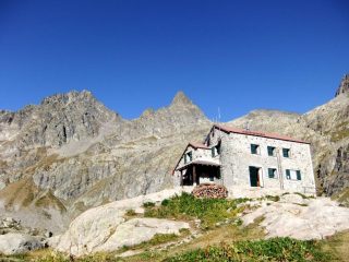 Il Rifugio Valmasque,con il Chamineye e la Lusiere