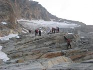 ai piedi del ghiacciaio, si calzano i ramponi