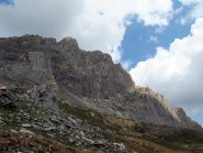 l'evidente cengia che taglia la montagna