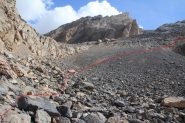 dal pianoro dei pietroni di quota 2800 m. la via da seguire per superare una parete roccios che sbarra il vallone (21-8-2012)