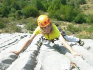 Matteo sulle belle placche lavorate dall'acqua.