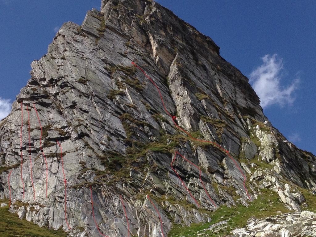 foto della parete con i tracciati indicativi delle vie