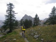 sentiero verso alcuni baraccamenti militari verso la valle Stretta