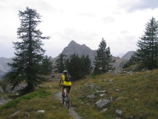 sentiero verso alcuni baraccamenti militari verso la valle Stretta