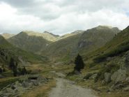 Il Refuge des Drayères sullo sfondo