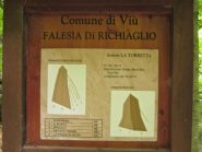 CARTELLO ALLA BASE DELLA TORRE