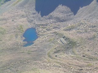 Lago Mongioie e caserma ex militare viste dal Becco.
