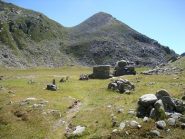 Alpe Prato a fianco il caseggiato si svolta dx x ripidii pendii x la bocchetta Niel