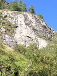 la parete vista dal sentiero di accesso