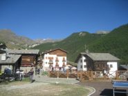 Bec di Nana (centro foto) dall'abitato di Chamois
