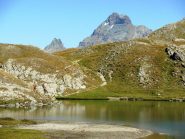 le rocce cristalline certamente trasmettono la loro lucentezza al lago Bleu, che può così riflettere l'esatto colore del cielo