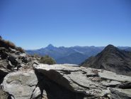 Il ponte di roccia guardando il Monviso