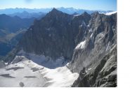 In ombra il M.Gruetta..e in basso l'anfiteatro glaciale del Triolet..ripresi in fase di discesa