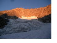 Il bacino glaciale del Triolet s'irradia di luce..