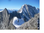 Tra l'Aig. de Leschaux e le Grandes Jorasses al centro in basso e' lo scivolo bianco dell'Aig. de L'Eboulement