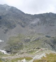 in b asso il lago quasi asciutto in alto il laghetto ancora colmo