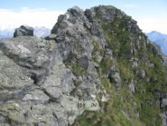 Il traverso sul versante sud ed il canalino di accesso