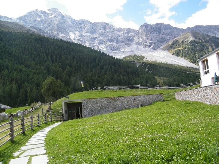 L'ingresso al Museo con l'Ortles sullo sfondo