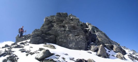 le ultime balze di rocce innevate prima della vetta....