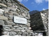 Il Bivacco Cravetto..con la targa di riconoscimento all'esterno.