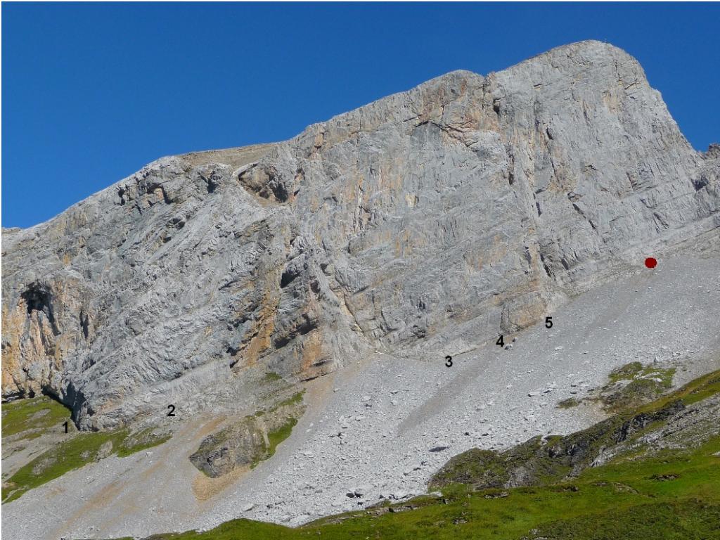 Chaiserstock parete SW. Punto rosso=attacco via Fantastika. 1=Cynderella, 2=Die Verschlossene, 3=Lot, 4=S'chli Traumli, 5=Kaminpfeiler