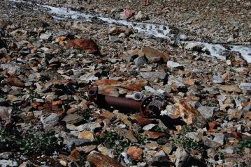 I resti del motore, dove occorre cercare l’attraversamento, ed il bollo giallo (nel circoletto rosso) che indica la via.