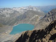 Lago e pala eolica