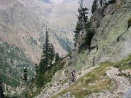 sullo sfondo, a sinistra, la strada militare di salita