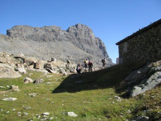 Arrivo al Bivacco Forestale del Lac Gelè