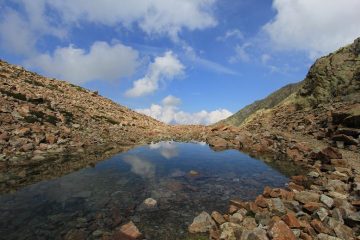 Laghetto cristallino scendendo verso il Passo della Valletta