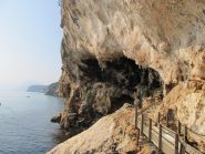 L'accesso alla grotta a piedi.