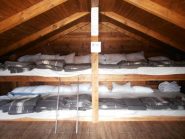 10 - interno bivacco con 18 posti letto