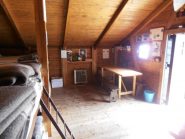 11 - bivacco pulitissimo e super-accessoriato, c'è anche una stufa elettrica