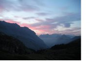 Il cielo si tinge di rosso sopra la Valle Stretta..