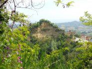 vista panoramica delle Rocche che si stagliano sul centro storico pedonale di S.Stefano Roero