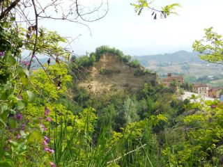 vista panoramica delle Rocche che si stagliano sul centro storico pedonale di S.Stefano Roero