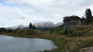 Rifugio Colbricon in riva al lago....