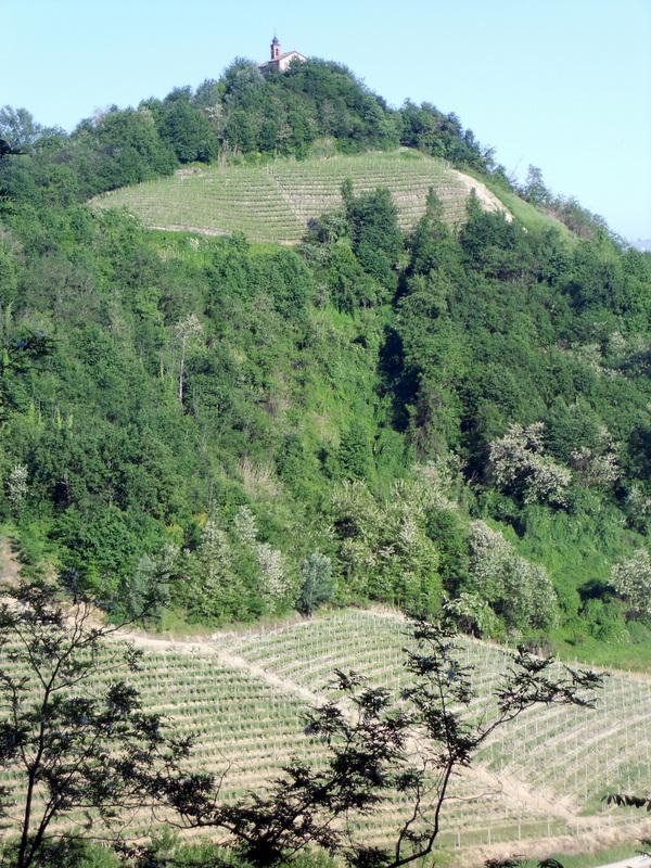 La cappella di San Servasio sulla collina che fronteggia il Sentiero