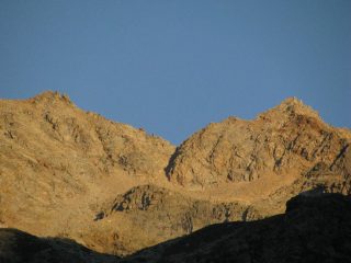 Primo sole su Punta di Forzo e Grande Arolla