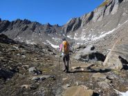 nel pianoro detritico e più sopra il colle da raggiungere