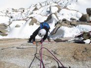 passaggio che di per sé sarebbe difficile, ma ci sono due buchini nella roccia giusti giusti per infilare i ramponi