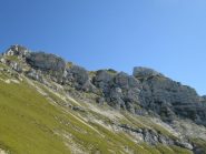 la bastionata rocciosa sotto la cima, che si vede a destra